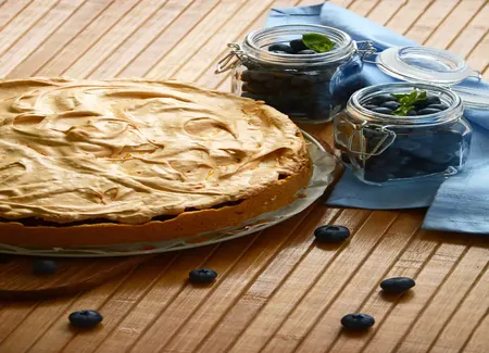 Tarte aux myrtilles et à la rhubarbe meringuée