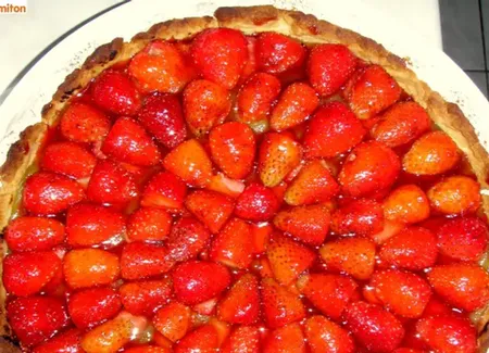 Tarte aux fraises sur lit de rhubarbe