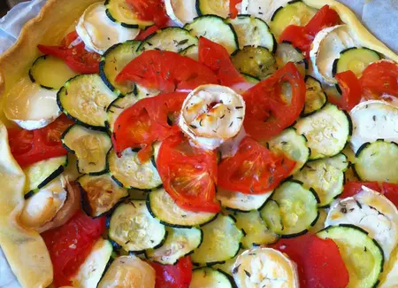 Tarte au chèvre, tomates, courgettes