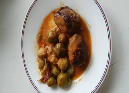 Joue de porc aux choux de bruxelles