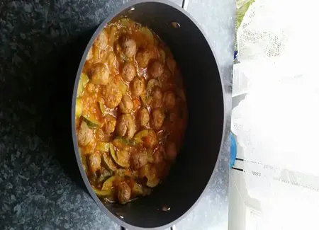 Petites boulettes de chair à saucisses à la fondue de tomate-courgette