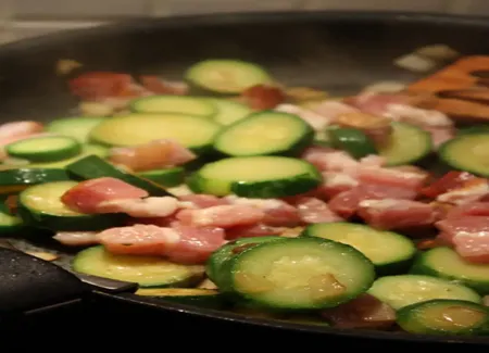 Sauce lardons et courgettes