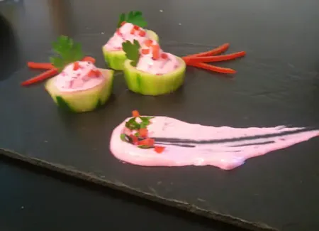 Bouchée de concombre à la crème de betterave