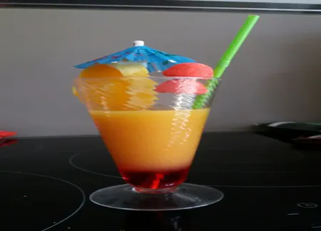 Cocktail sans alcool (orange, sirop de grenadine, jus d'orange, fraises tagada)
