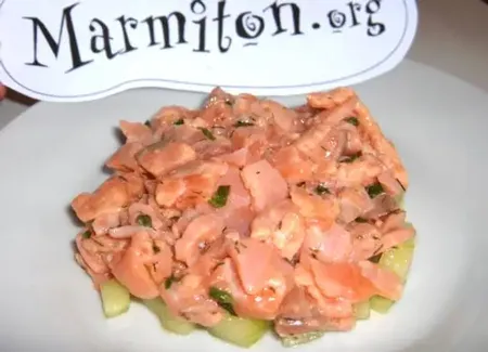 Tartare de saumon sur lit de concombre de saby