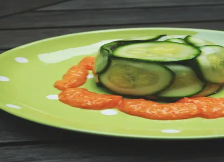 Charlotte de courgettes aux fromages frais, et coulis de poivrons