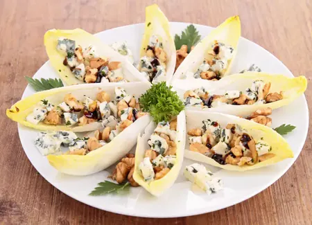 Barquettes d'endives au bleu et noix