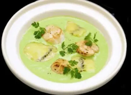 Velouté de petits pois, morbier et saint-jacques
