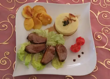 Magret de canard au miel, sauce soja et pommes