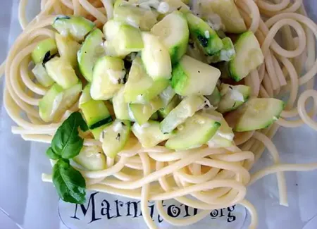 Spaghetti à l'ail et aux courgettes