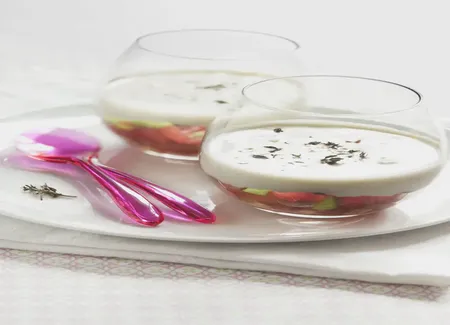 Verrine tomate-concombre coiffée d'une mousse de feta
