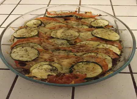 Gratin aux courgettes, aux tomates et aux steaks hachés