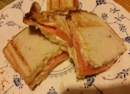 Croque-monsieur au saumon fumé rapide