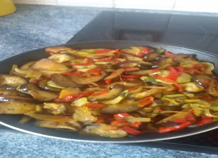 Tarte aux légumes d'été grillés et aux lardons