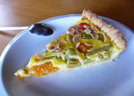 Tarte facile à la rhubarbe et aux abricots