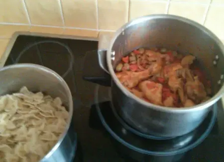Pilons de poulet à la sauce tomate, olives et champignons