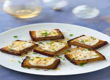 Coeur de chèvre sur canapés de pain d'épices