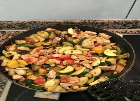 Poêlée mijotée de poulet aux légumes