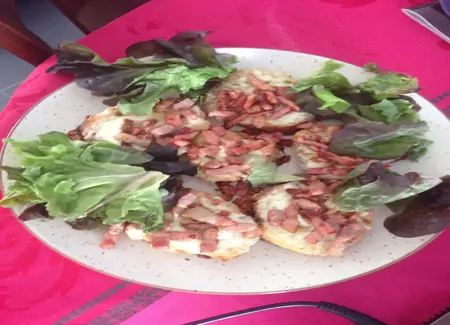 Petites bouchées tomates mozzarella lardons