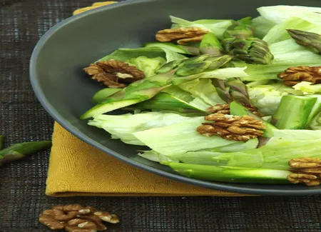 Salade tiède de pommes de terre et d'asperges aux noix