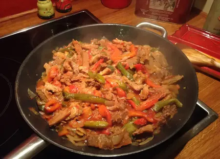Plat-de-côte, sauce tomate, poivrons.