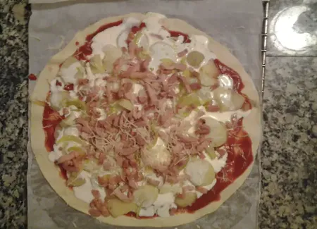 Pizza aux pommes de terre et lardons