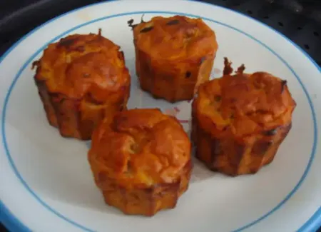 Muffins au thon à la tomate et ciboulette