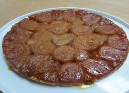 Tarte tatin traditionnelle au caramel salé