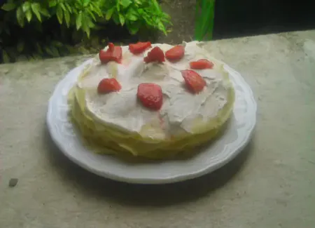 Gâteau de crêpes aux fraises et chantilly