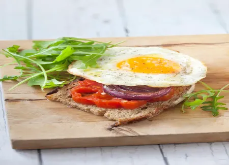 Steak de tomate sur toast