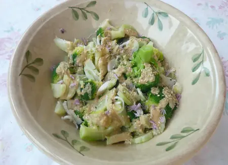 Salade de brocoli, avocat, cébettes et poulet sauce soja citron sésame