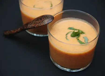 Soupe crémeuse de tomates aux herbes