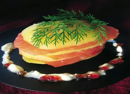 Saumon fumé et sa sauce sur lit de pommes de terre
