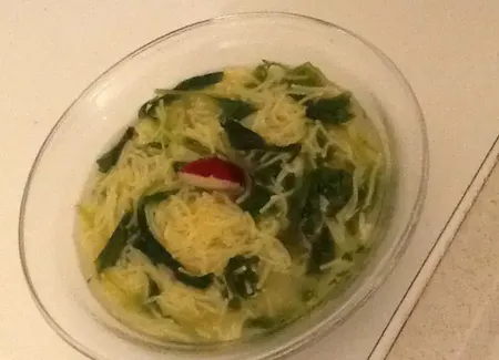 Soupe simple et délicieuse aux fanes de radis
