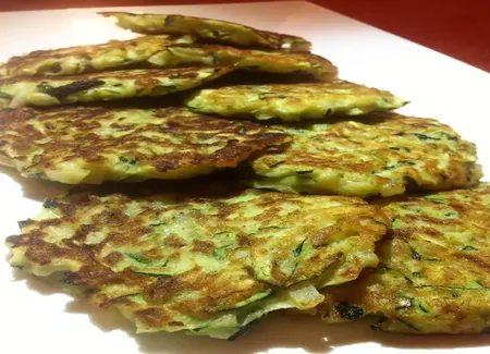 Minis galettes aux courgettes et aux oignons blancs