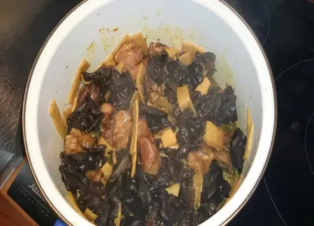 Porc aux pousses de bambou et champignons noirs