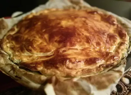 Tourte épinards ricotta aux herbes et lardons