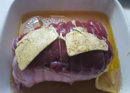 Rôti de cerf à la sauce au poivre vert