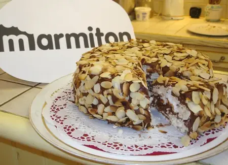Gâteau meringué au chocolat décor d'amandes