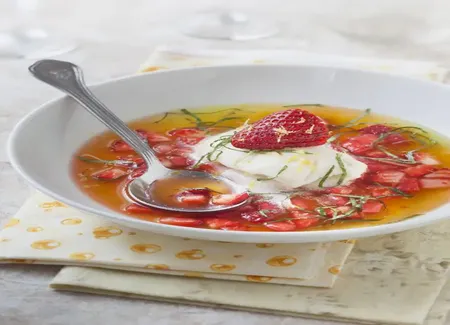 Nage de fraises au citron vert et au basilic