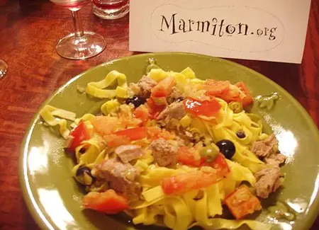 Tagliatelles au thon, tomates et olives