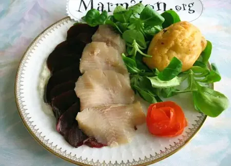 Carpaccio de betteraves à la crème d'ail et au hareng fumé