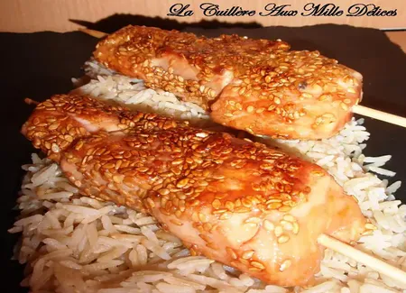Brochettes de saumon, miel & sésame