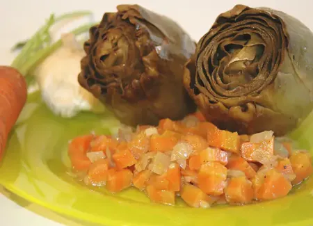 Artichauts fondants au vin blanc et aux petits légumes
