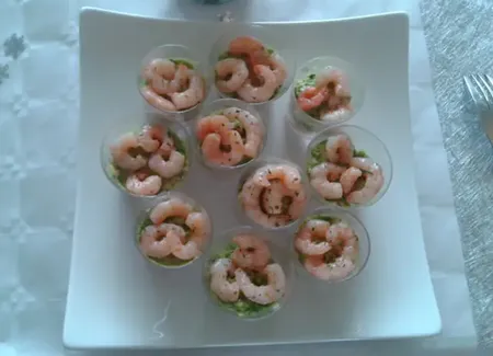 Verrines avocat tarama crevettes crackers