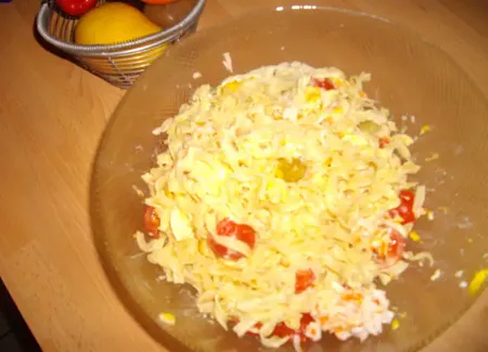 Salade légère de pâtes, miettes de crabe et tomates cerises