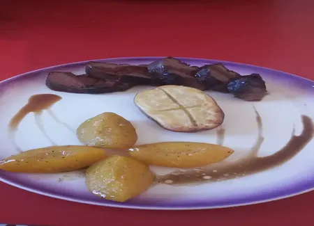Magrets de canard et pêches rôties