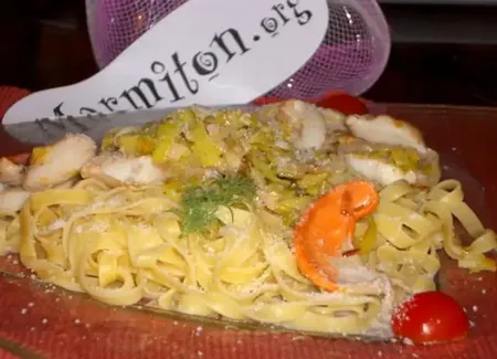 Tagliatelles à la fondue de poireaux, aux noix de pétoncles et au champagne
