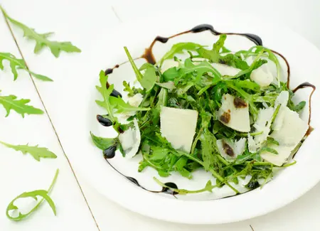 Salade de roquette au parmesan et pignons