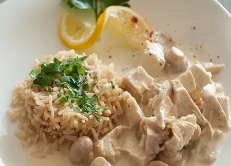Riz au poulet avec sauce aux champignons
